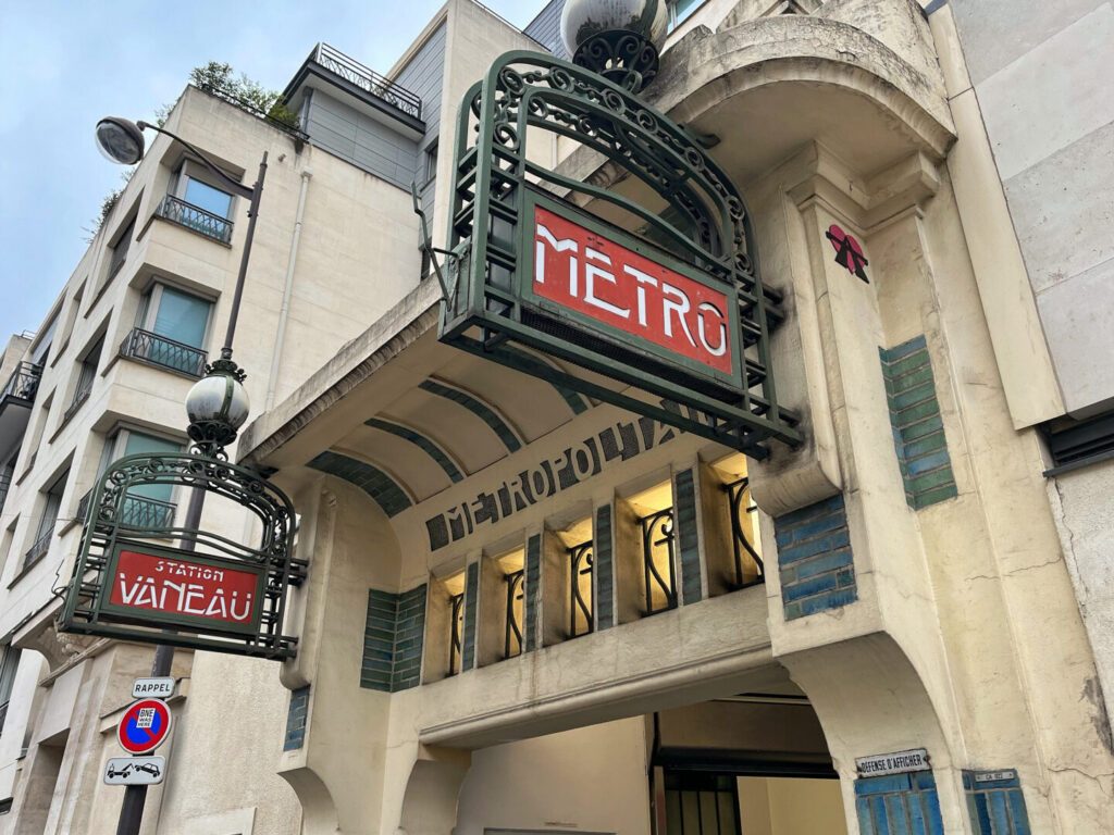 Découvrez la station de métro Saint-Sulpice : un joyau parisien méconnu