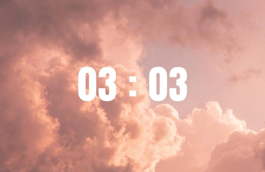 03h03 signification : que dit l’heure miroir sur votre destin ?