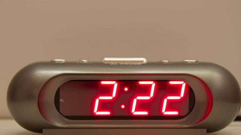 Pourquoi voir souvent 2h22 sur votre horloge a-t-il une signification cachée ?