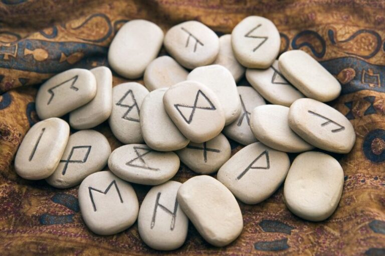 Comprendre les runes : signification et interprétation ancestrale
