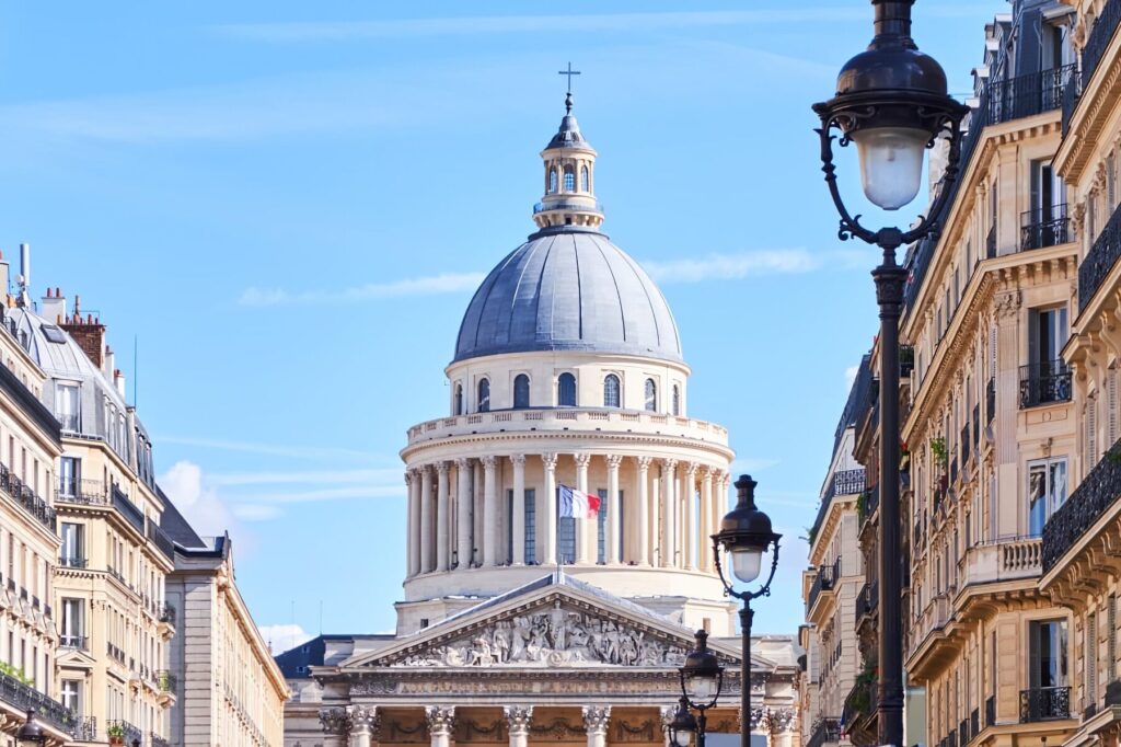 Place du Panthéon à Paris : un lieu emblématique de la ville lumière