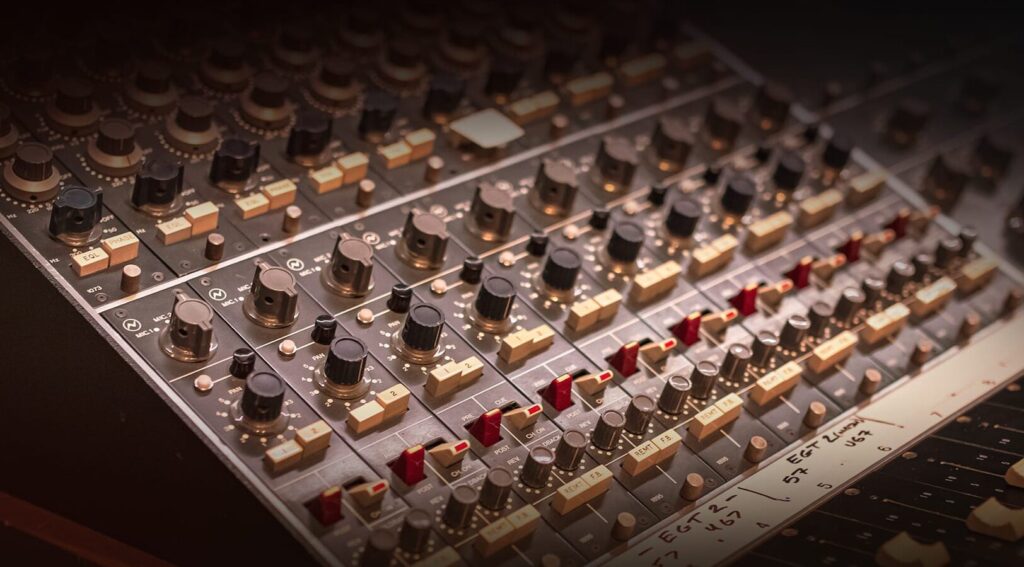 Pourquoi la table de mixage Neve est-elle un incontournable dans les studios d’enregistrement ?