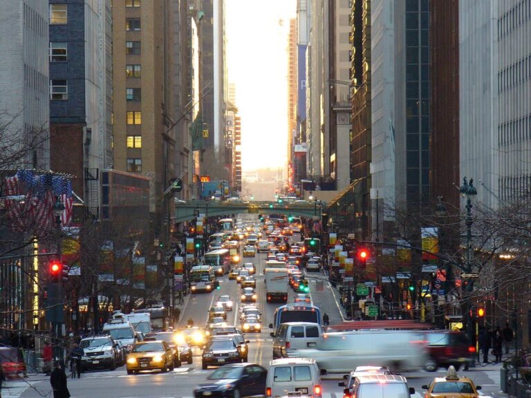 Comment l&rsquo;heure locale de New York influence-t-elle le monde de la musique ?