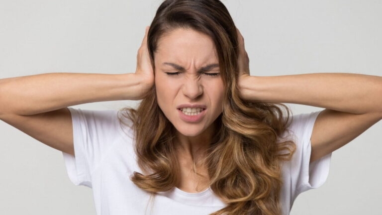 Pourquoi mon oreille gauche siffle-t-elle ? Comprendre la signification derrière les acouphènes