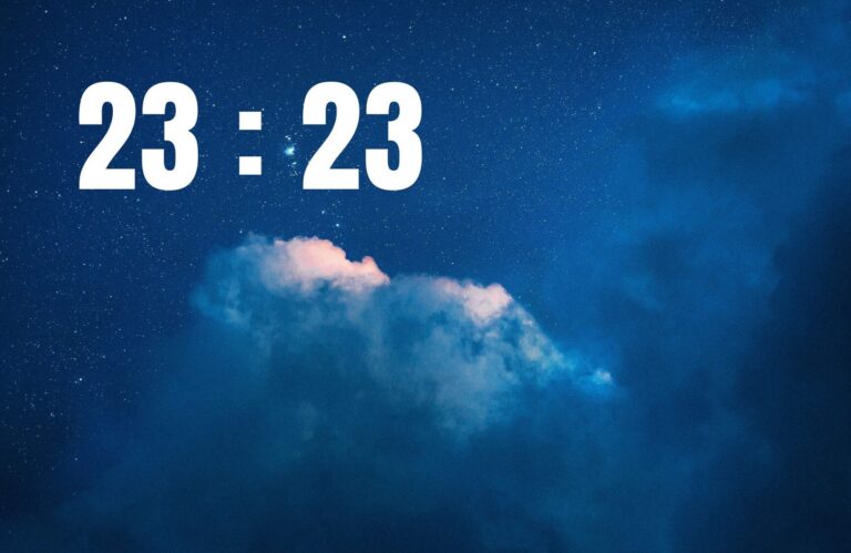 23h23 : quelle signification mystique derrière cette heure miroir ?
