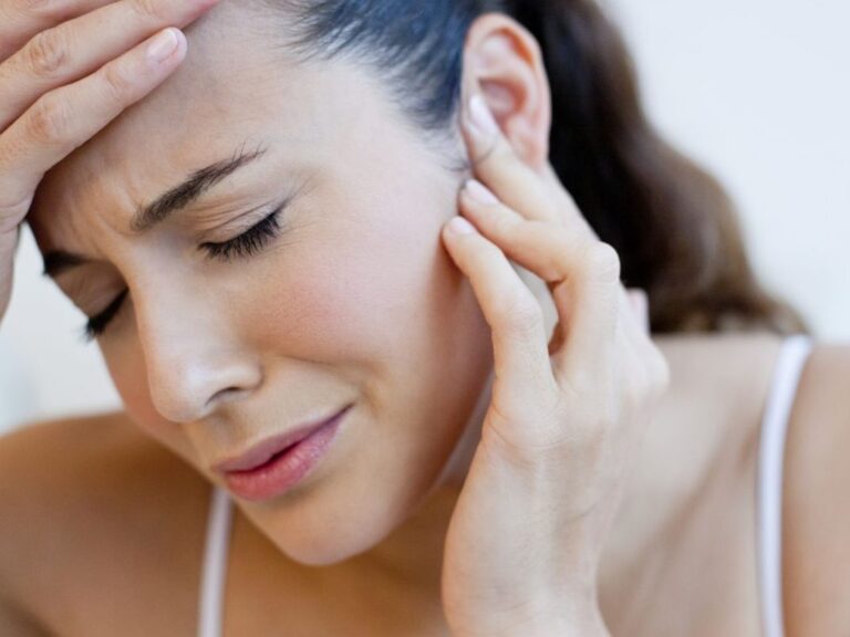 Sifflement dans l’oreille droite : quelle signification pour votre santé auditive ?