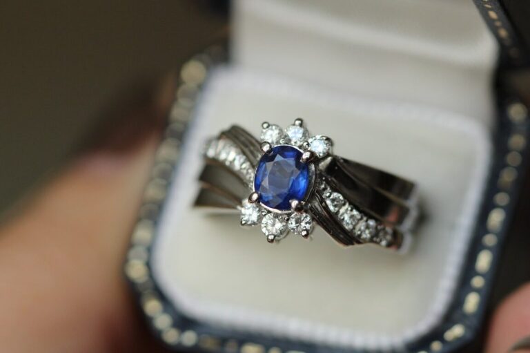 Signification de la bague de promesse : quel message derrière ce bijou ?
