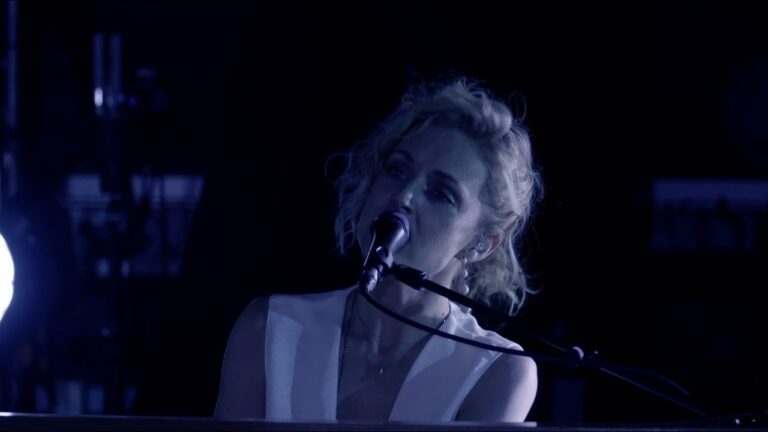 Agnes Obel lors d’un concert à la Philharmonie de Paris, captivant le public