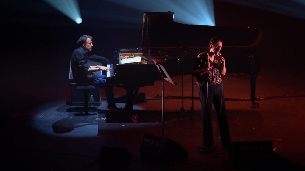 Arthur Teboul sur scène pendant un concert en 2024
