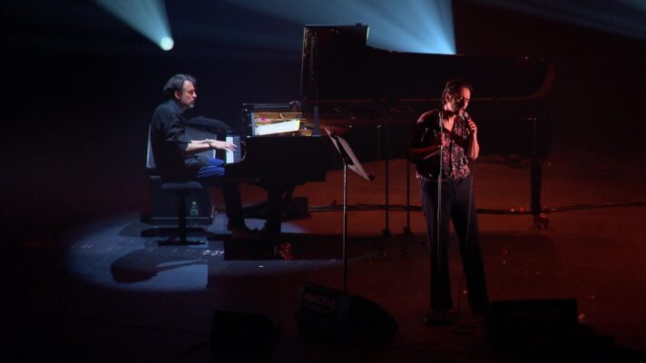 Arthur Teboul sur scène pendant un concert en 2024