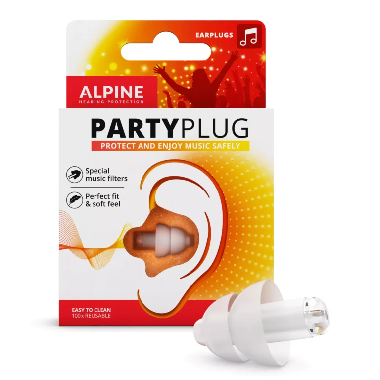 Gros plan de bouchons d’oreilles conçus pour les concerts dans une main, avec fond flou d’un festival
