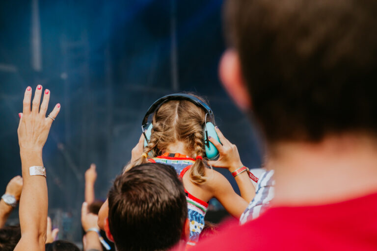 Personne portant des bouchons d’oreilles lors d’un concert pour protéger son audition