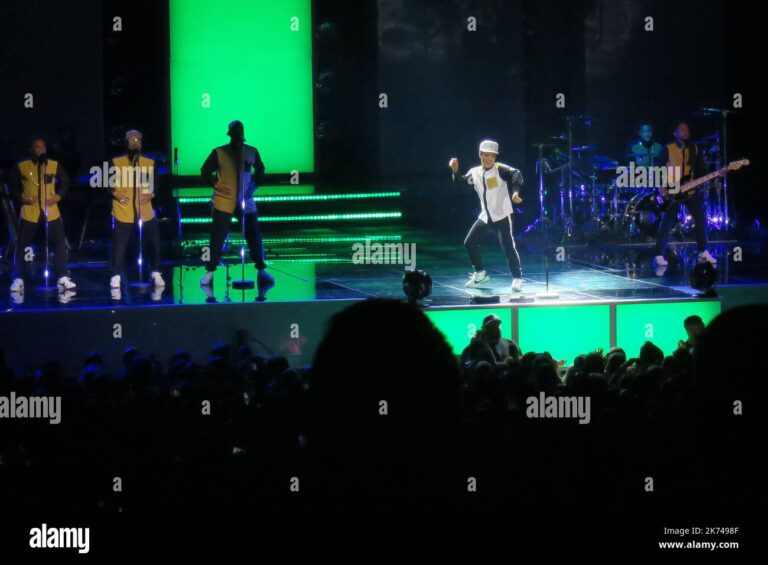 Bruno Mars sur scène à Paris pendant son 24K Magic Tour, ambiance survoltée au Stade