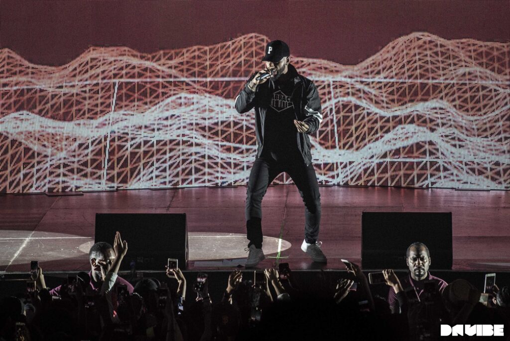Bryson Tiller en pleine performance live à Paris sur sa tournée Set It Off