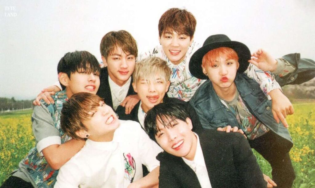 Le groupe BTS sur scène, annonçant leur retour avec une tournée mondiale en 2025