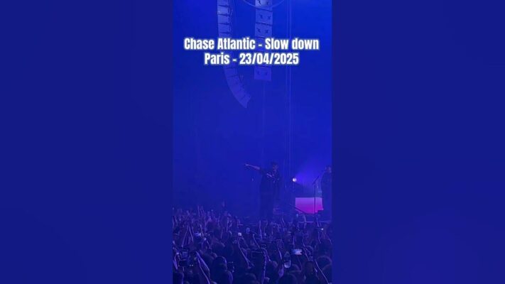 Chase Atlantic en concert à Paris sur scène pendant leur tournée Lost in Europe