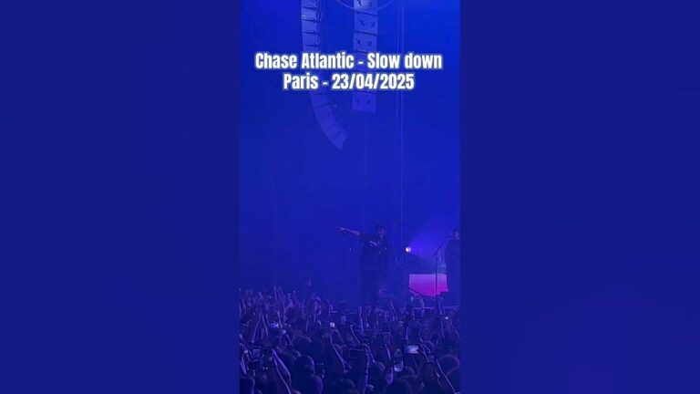 Chase Atlantic en concert à Paris sur scène pendant leur tournée Lost in Europe