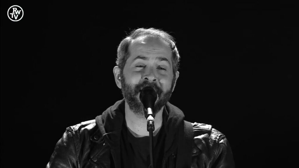 Le groupe Cigarettes After Sex en concert live devant une foule captivée