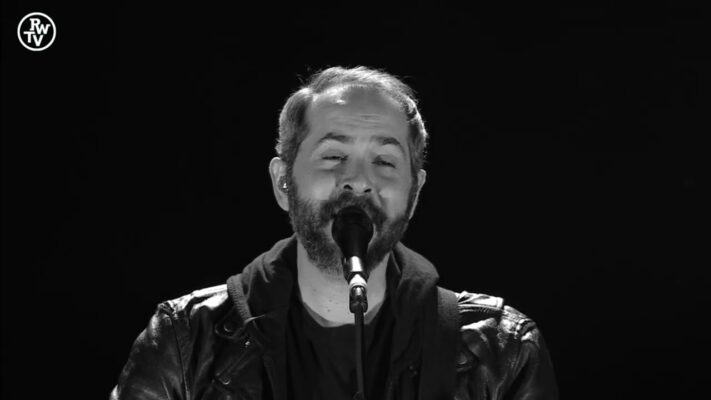 Le groupe Cigarettes After Sex en concert live devant une foule captivée