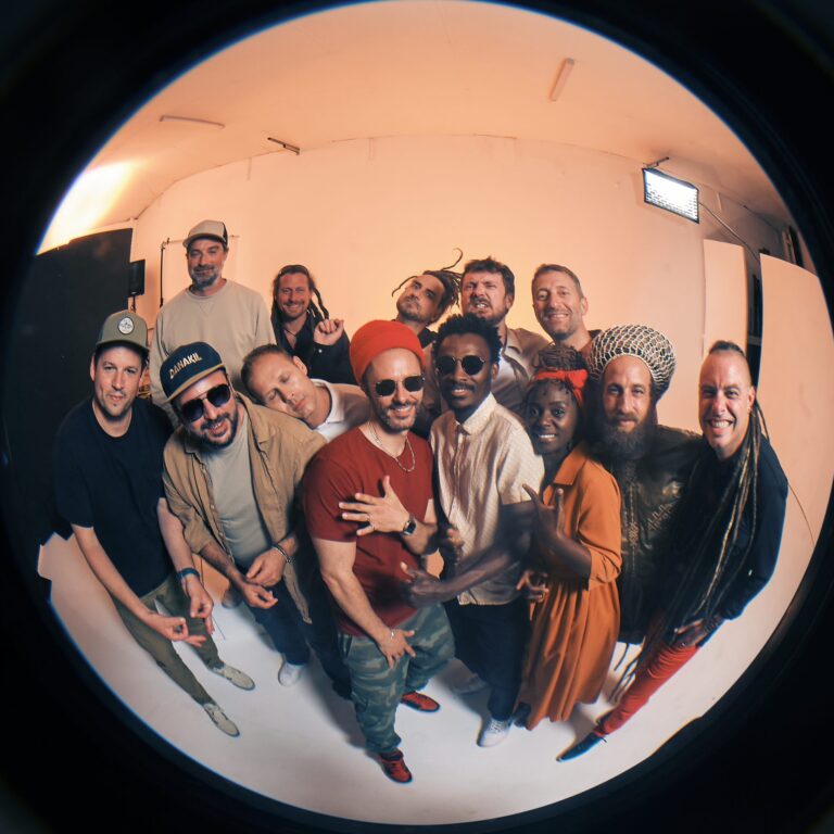 Affiche officielle du concert de Danakil avec un effet fisheye dynamique