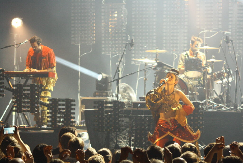 Concert du groupe Deluxe plein d'énergie sur scène devant un public en délire