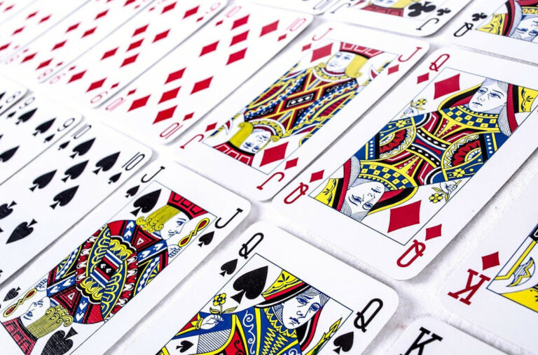 Décrypter la signification cachée des associations dans le jeu de 32 cartes