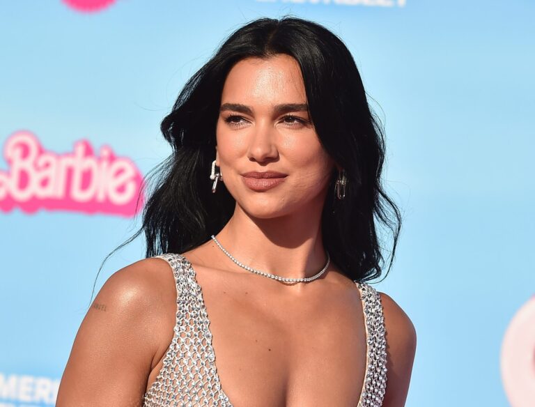 Dua Lipa sur scène pendant sa tournée 2025 en France