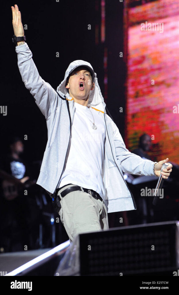Eminem en concert au Stade de France devant une foule en délire
