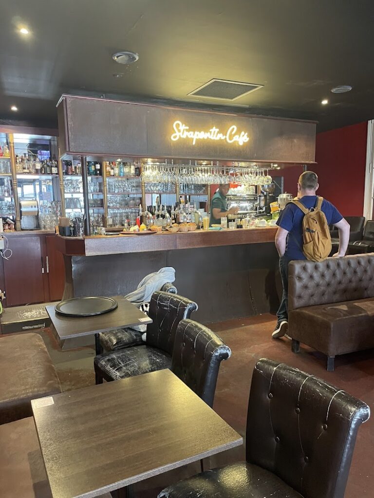 Façade du café bar Le Strapontin à Tours, un lieu incontournable pour les amateurs de jazz live
