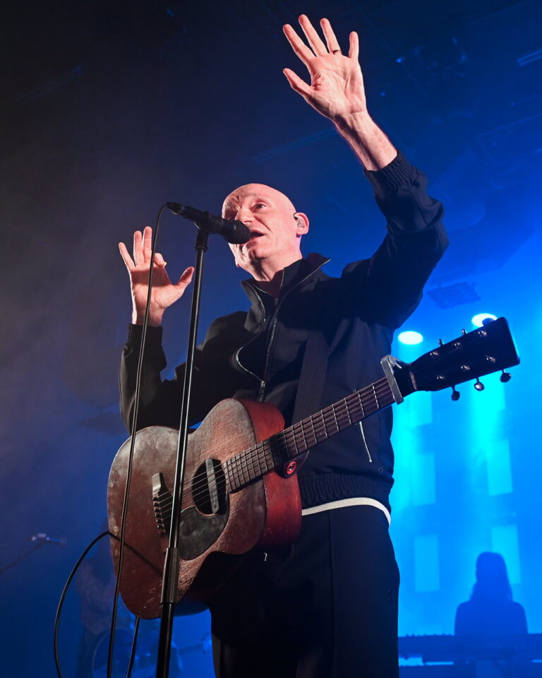 Gaëtan Roussel sur scène en concert live, ambiance électrique