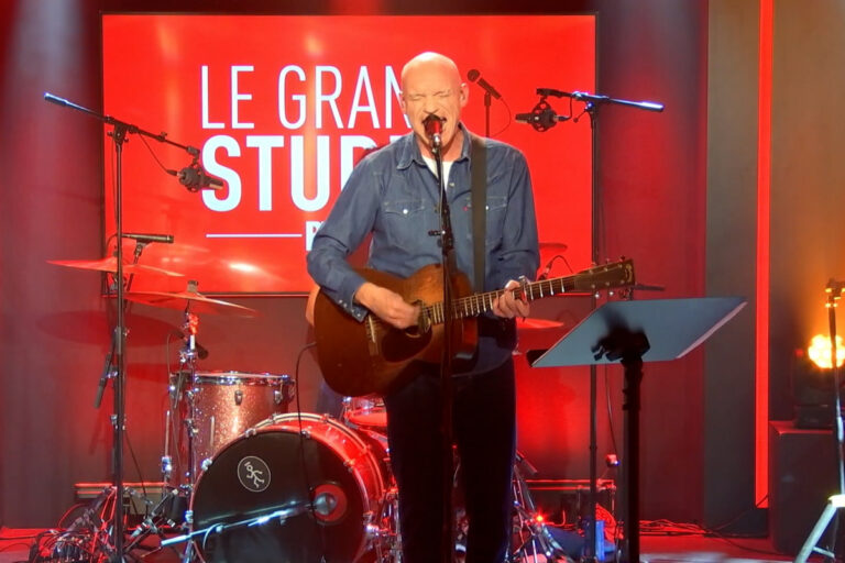 Gaëtan Roussel sur scène en concert lors de son passage au Grand Studio RTL