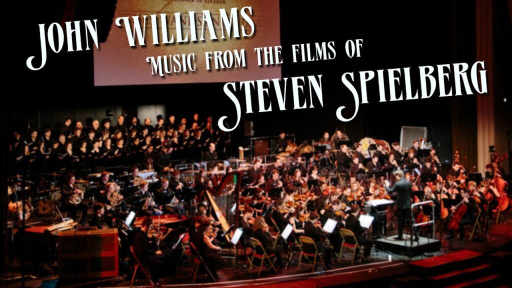 John Williams dirige un orchestre symphonique en concert aux côtés de Steven Spielberg