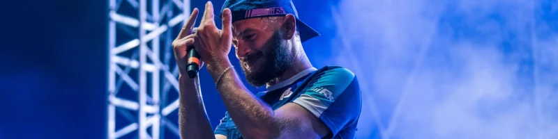 Jul en pleine performance sur scène aux arènes de Fréjus lors de son concert très attendu