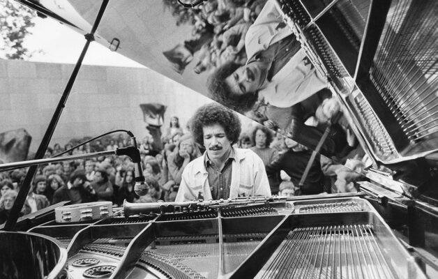 Keith Jarrett en pleine performance au piano, incarnant la magie du Köln Concert