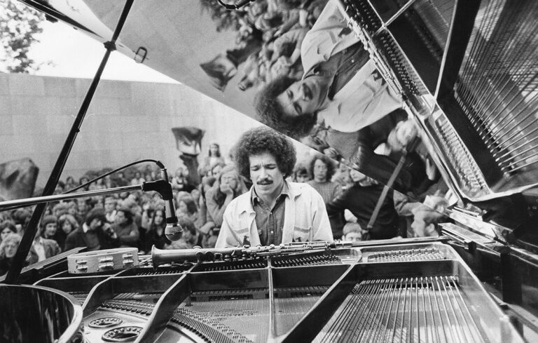Keith Jarrett en pleine performance au piano, incarnant la magie du Köln Concert