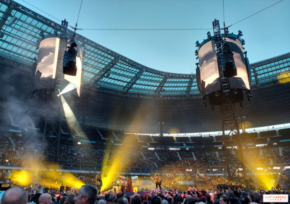 Metallica en concert au Stade de France, foule en délire sous les projecteurs