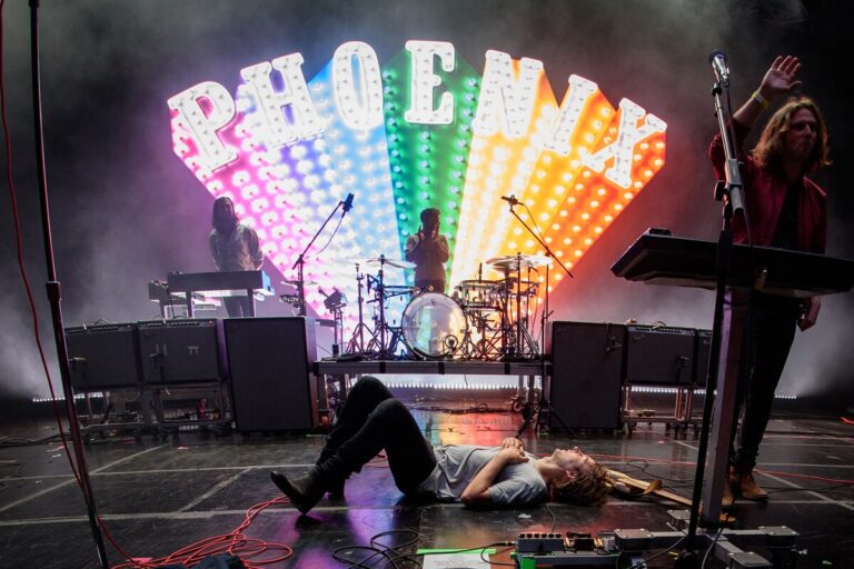 Le groupe Phoenix en concert à Barcelone lors de leur tournée 2024