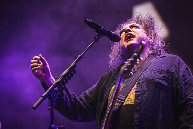 Robert Smith sur scène lors d’un concert émouvant de The Cure en 2024