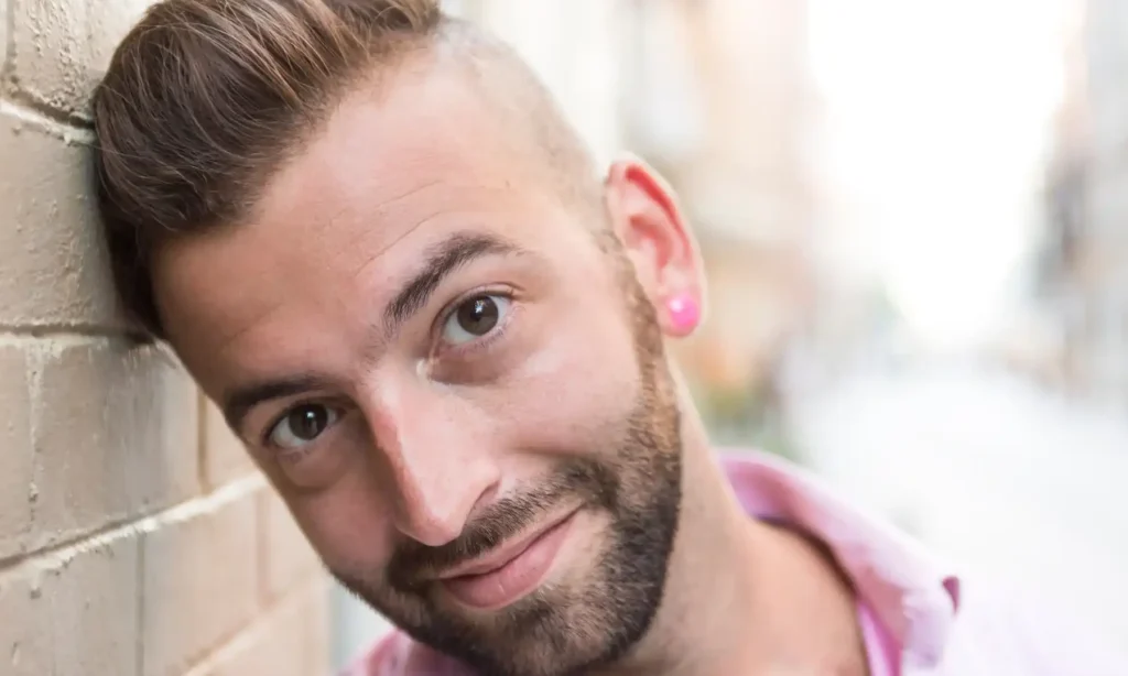 Signification de la boucle d’oreille à l’oreille gauche chez l’homme : choix de style ou message caché ?