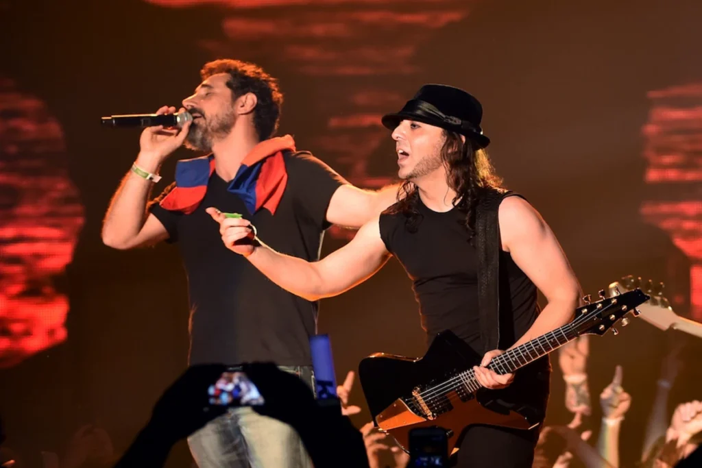System Of A Down jouant devant une foule immense lors d’un concert emblématique