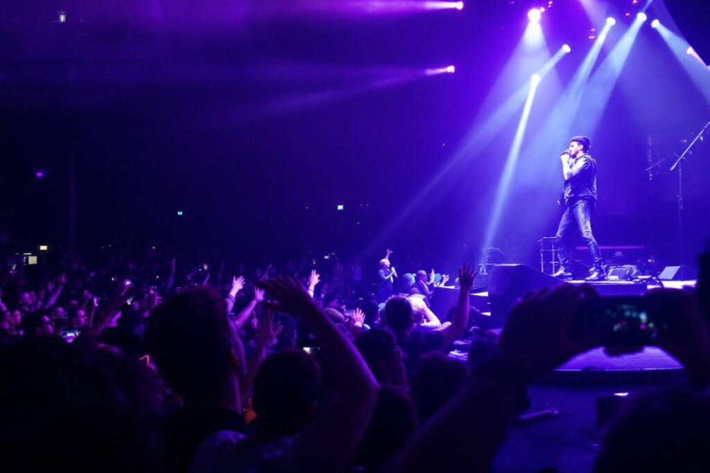 Témoignages controversés et réactions des fans sur la tournée 2025 de Slimane et sa présence aux NRJ Music Awards
