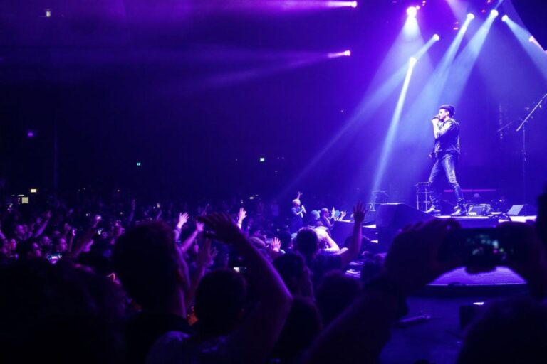 Témoignages controversés et réactions des fans sur la tournée 2025 de Slimane et sa présence aux NRJ Music Awards