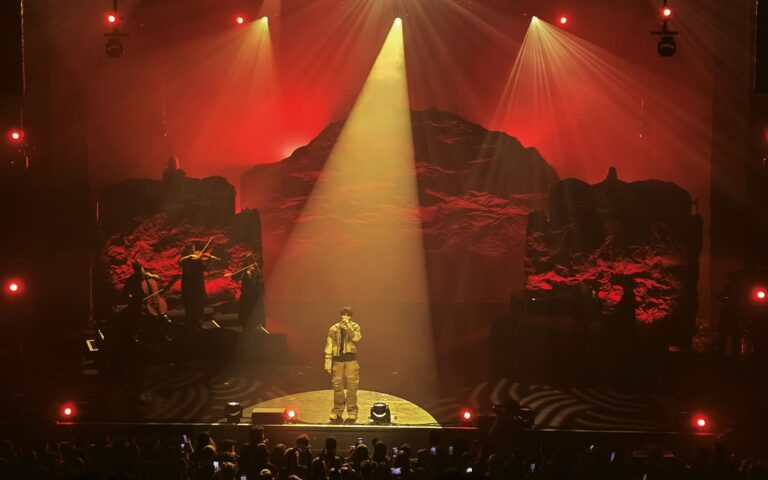Yuston XIII en concert à l'Olympia sous des éclairages spectaculaires