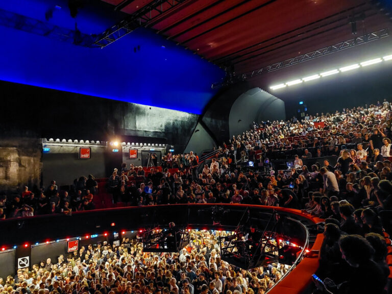 Comment fonctionne la programmation des salles de concert à Paris en 2025 ?