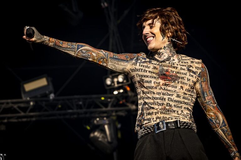 Comment s’appelle le chanteur de Bring Me The Horizon et quel est son parcours ?