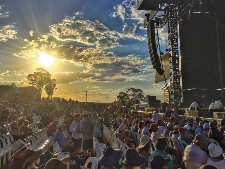 Comment se préparer pour un concert de rap en plein air ?