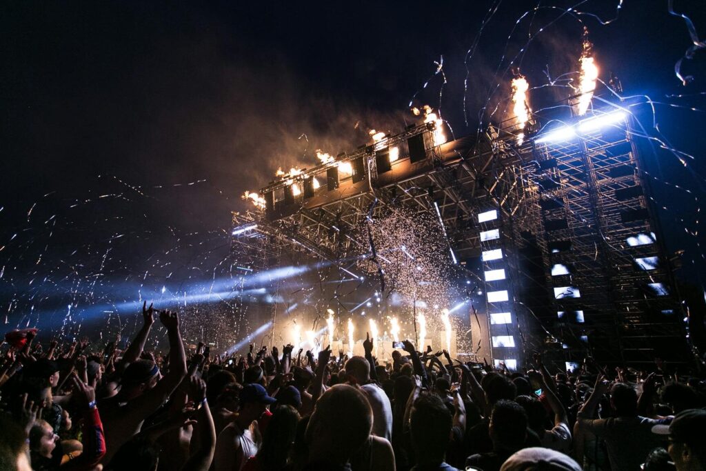 Quelle est la différence entre un concert en salle et un festival en plein air ?