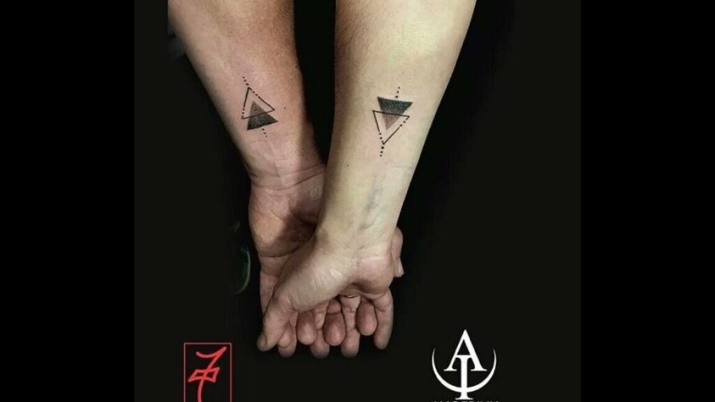 Quelle est la signification des tatouages en forme de triangle ?