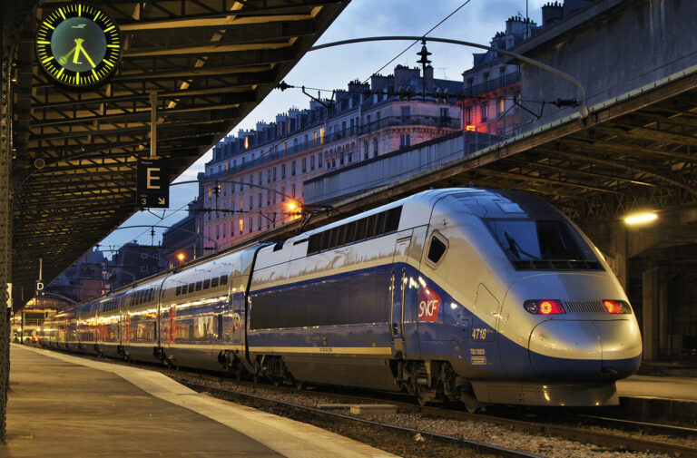 Comment organiser un déplacement en train pour assister à un concert dans une autre ville ?