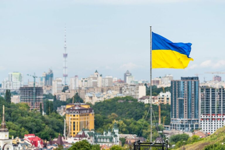les couleurs de la résilience : l’histoire et la signification du drapeau de l’ukraine
